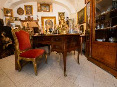 ...poste su una scrivania napoletana del 700 in stile Luigi XV